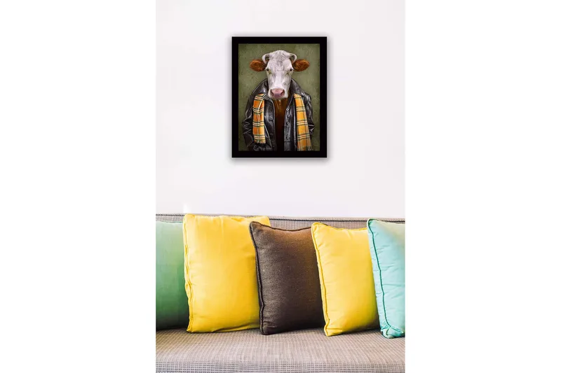Innrammet lerret i tre - 41x56 cm - Kledd ku med skinnjakke og skjerf - Svart / Oransje / Grønn - Innredning - Bilder & kunst