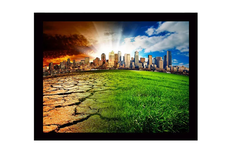 Innrammet lerret i tre - 41x56 cm - Kontrast mellom en tørr jord og et frodig bymiljø, Grønn / Brun / Oransje