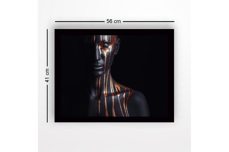 Innrammet lerret i tre - 41x56 cm - Mørk figur med gullstriper som renner nedover ansiktet og kroppen - Svart / Gull - Innredning - Bilder & kunst
