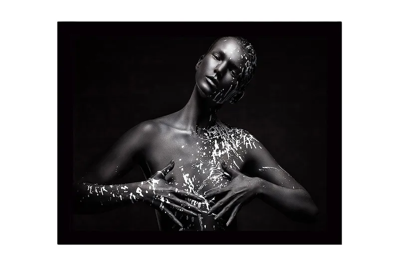 Innrammet lerret i tre - 41x56 cm - Skulptur av en kvinne med svart hud og hvit maling som drypper nedover - Svart / Hvit - Innredning - Bilder & kunst