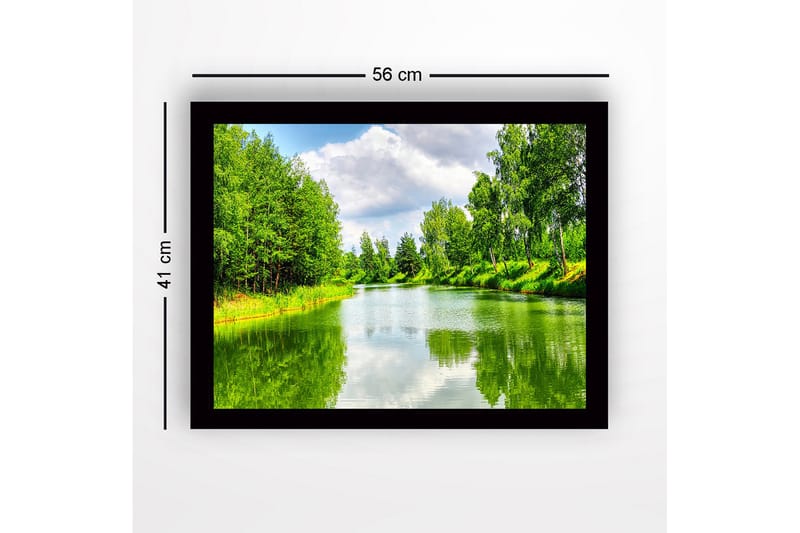 Innrammet lerret i tre - 41x56 cm - Speillignende vannflater omgitt av frodig grøntområde - Grønn / Blå / Hvit - Innredning - Bilder & kunst