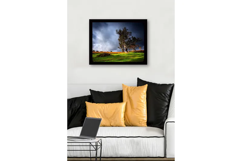 Innrammet lerret i tre - 41x56 cm - Staselig eik i dramatisk landskapssetting - Mørk grønn / Grå / Oransje - Innredning - Bilder & kunst