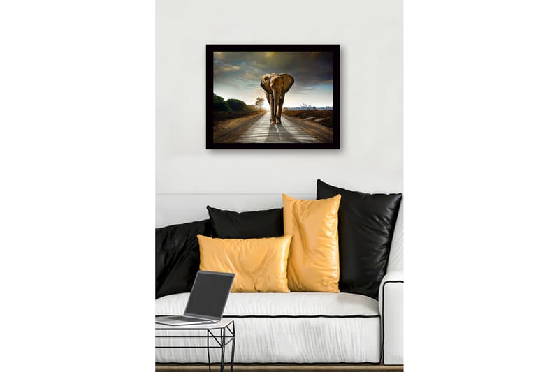 Innrammet lerret i tre - 41x56 cm - Storslått elefant som går langs en vei i et dramatisk landskap - Grå / Brun / Grønn - Innredning - Bilder & kunst