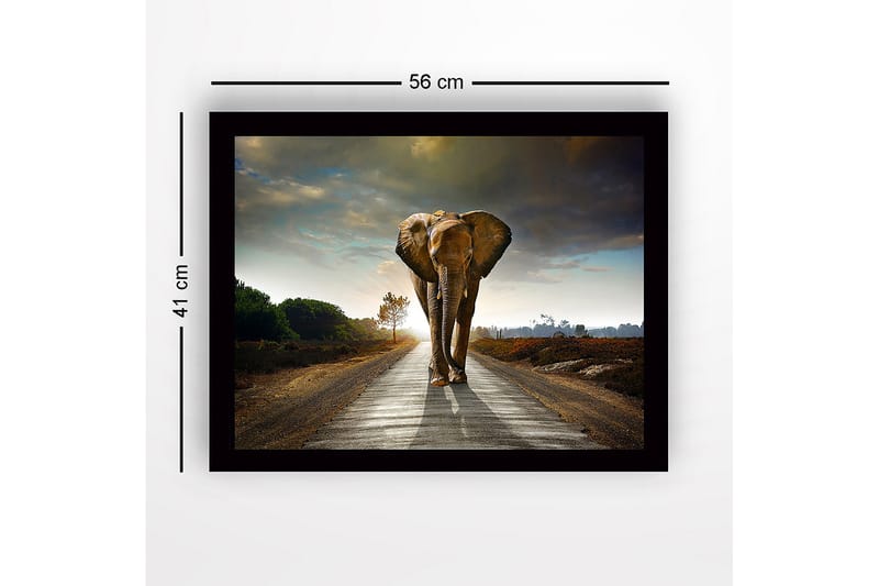 Innrammet lerret i tre - 41x56 cm - Storslått elefant som går langs en vei i et dramatisk landskap - Grå / Brun / Grønn - Innredning - Bilder & kunst