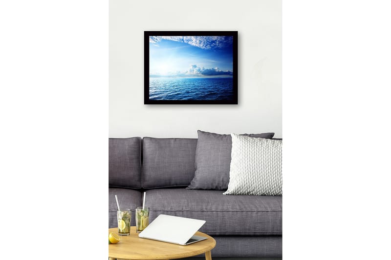 Innrammet lerret i tre - 41x56 cm - Storslått havutsikt med klare skyer og solstråler - Blå / Lyseblå / Hvit - Innredning - Bilder & kunst