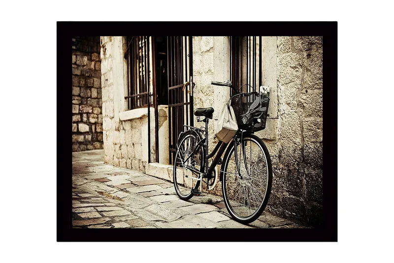 Innrammet lerret i tre - 41x56 cm - Sykkel lent mot en gammel steinmur, Svart / Beige / Grå