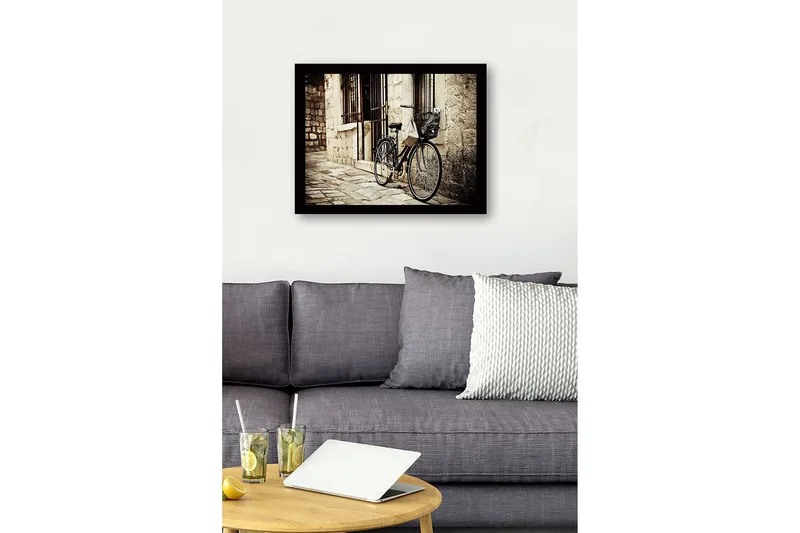 Innrammet lerret i tre - 41x56 cm - Sykkel lent mot en gammel steinmur - Svart / Beige / Grå - Innredning - Bilder & kunst