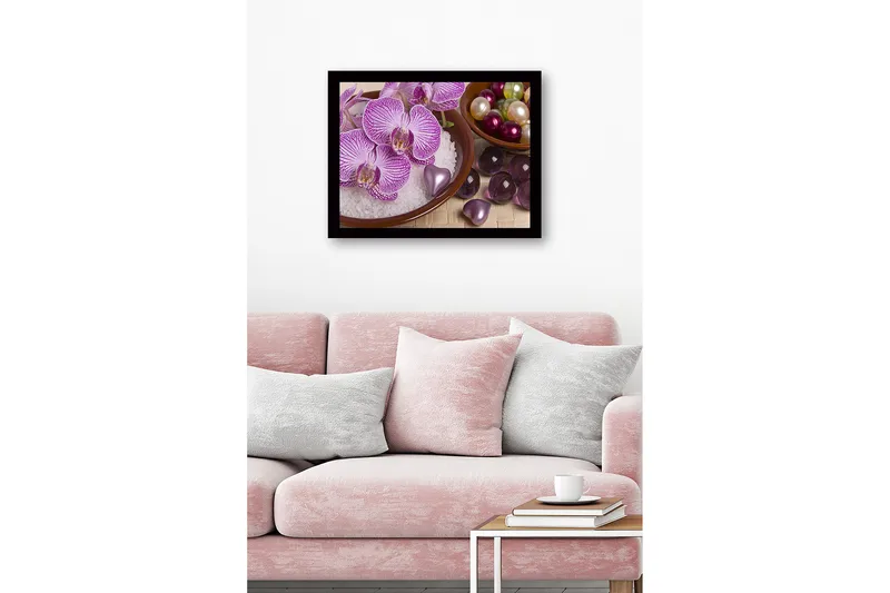 Innrammet lerret i tre - 41x56 cm - Vakker samling av orkideer og dekorasjoner i skåler - Lilla / Hvit / Grønn - Innredning - Bilder & kunst