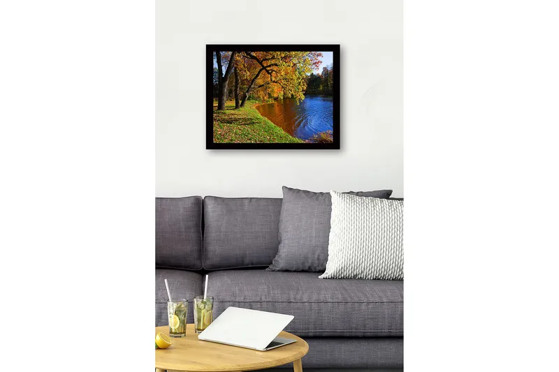 Innrammet lerret i tre - 41x56 cm - Vakkert høstlandskap med fargerike trær og speilblanke vannflater - Gull / Grønn / Blå - Innredning - Bilder & kunst