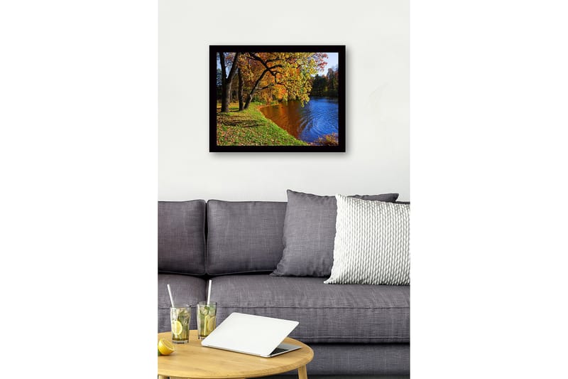 Innrammet lerret i tre - 41x56 cm - Vakkert høstlandskap med fargerike trær og speilblanke vannflater - Gull / Grønn / Blå - Innredning - Bilder & kunst