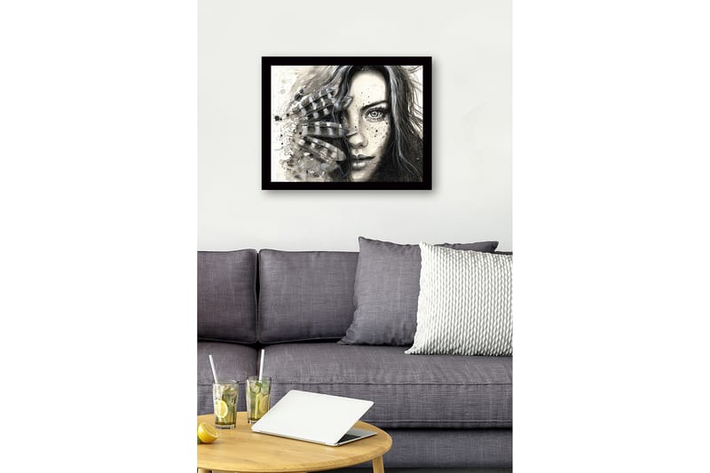 Innrammet lerret i tre - 41x56 cm - Portrett av en kvinne med fjær og abstrakte elementer - Svart / Grå / Beige - Innredning - Bilder & kunst