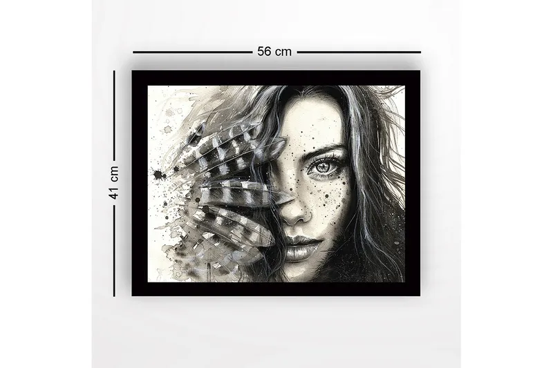 Innrammet lerret i tre - 41x56 cm - Portrett av en kvinne med fjær og abstrakte elementer - Svart / Grå / Beige - Innredning - Bilder & kunst
