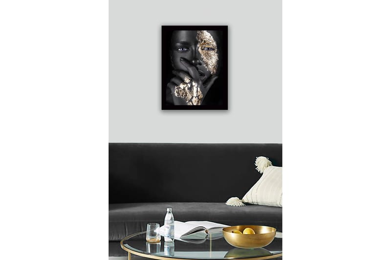 Innrammet lerret i tre - 41x56 cm - Portrett av en person med gulldetaljer på ansikt og hånd - Svart / Gull - Innredning - Bilder & kunst