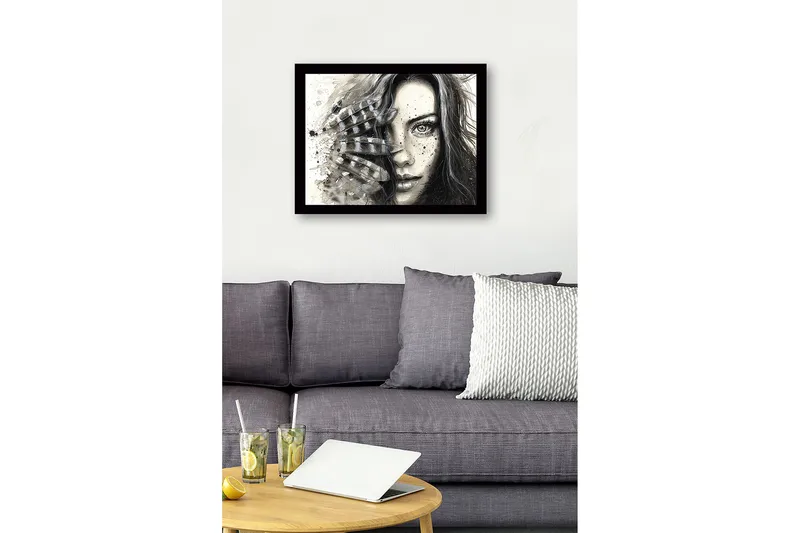 Innrammet lerret i tre - 41x56 cm - Portrett av en kvinne med fjær og abstrakte elementer - Svart / Grå / Beige - Innredning - Bilder & kunst