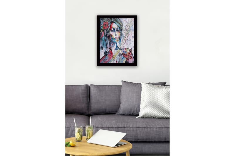 Innrammet lerret i tre - 41x56 cm - Portrett av en kvinne med fargerike detaljer og en sommerfugl - Rosa / Blå / Gul - Innredning - Bilder & kunst