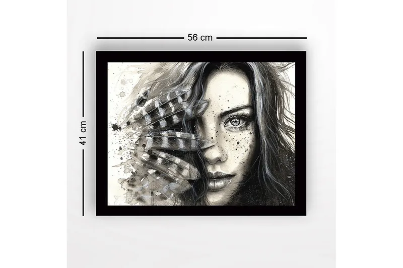 Innrammet lerret i tre - 41x56 cm - Portrett av en kvinne med fjær og abstrakte elementer - Svart / Grå / Beige - Innredning - Bilder & kunst