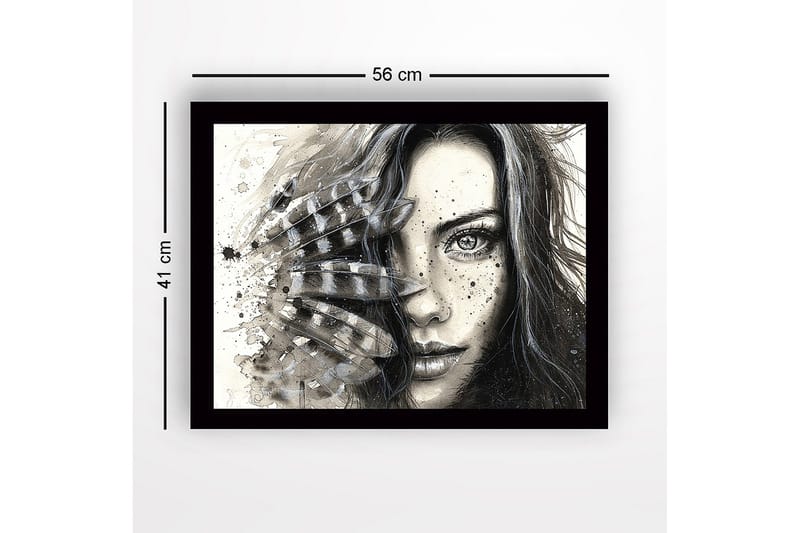 Innrammet lerret i tre - 41x56 cm - Portrett av en kvinne med fjær og abstrakte elementer - Svart / Grå / Beige - Innredning - Bilder & kunst