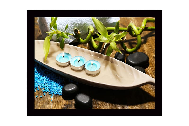 Innrammet lerretsbilde i tre - 41x56 cm - Avslappende arrangement med duftlys og bambus - Lys blå / Grønn / Svart - Innredning - Bilder & kunst