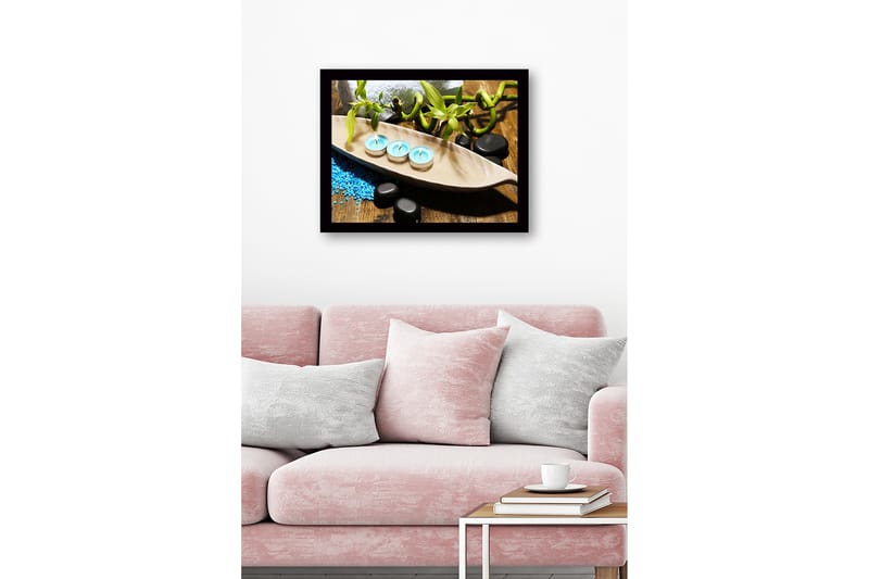 Innrammet lerretsbilde i tre - 41x56 cm - Avslappende arrangement med duftlys og bambus - Lys blå / Grønn / Svart - Innredning - Bilder & kunst