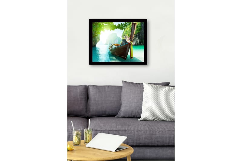 Innrammet lerretsbilde i tre - 41x56 cm - Båt ligger stille i en klar, turkis lagune omgitt av grønne klipper - Turkis / Grønn / Brun - Innredning - Bilder & kunst