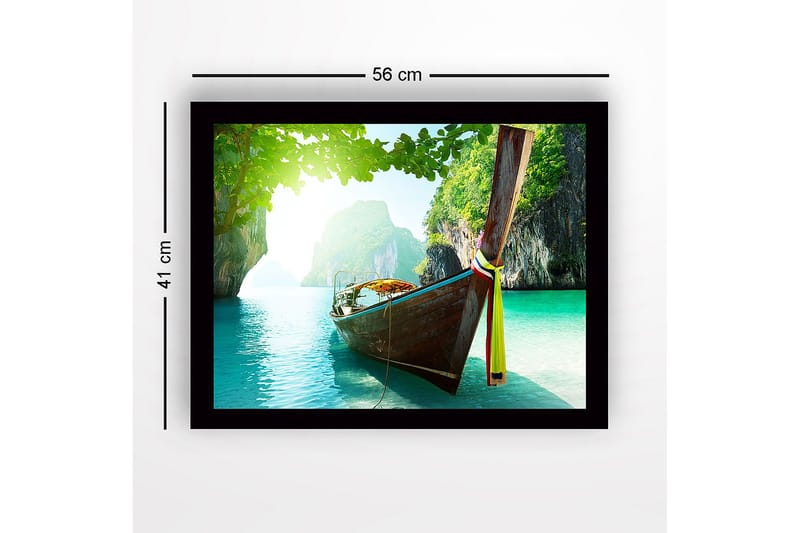 Innrammet lerretsbilde i tre - 41x56 cm - Båt ligger stille i en klar, turkis lagune omgitt av grønne klipper - Turkis / Grønn / Brun - Innredning - Bilder & kunst