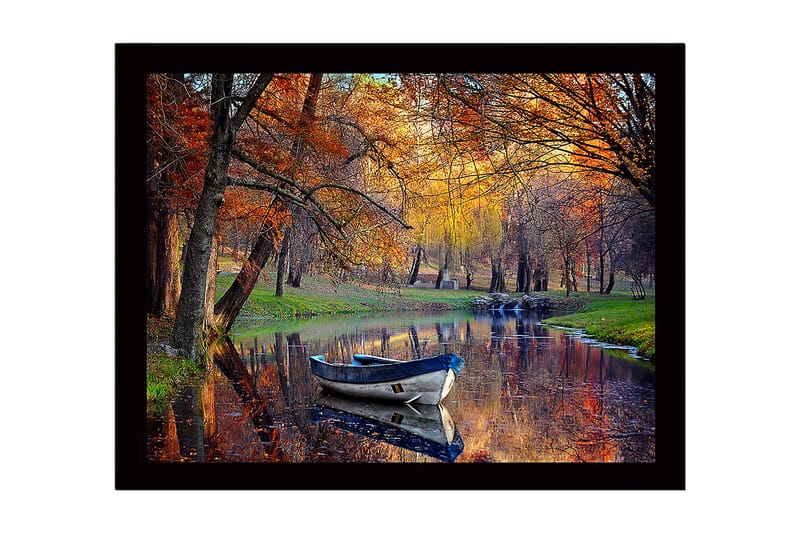 Innrammet lerretsbilde i tre - 41x56 cm - Båt som flyter stille i en speilblank innsjø omgitt av høstfargede trær, Oransje / Grønn / Blå