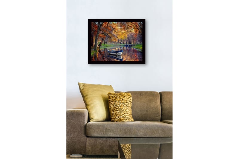 Innrammet lerretsbilde i tre - 41x56 cm - Båt som flyter stille i en speilblank innsjø omgitt av høstfargede trær - Oransje / Grønn / Blå - Innredning - Bilder & kunst