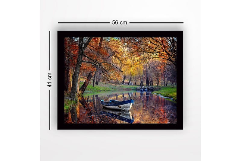 Innrammet lerretsbilde i tre - 41x56 cm - Båt som flyter stille i en speilblank innsjø omgitt av høstfargede trær - Oransje / Grønn / Blå - Innredning - Bilder & kunst