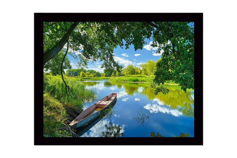 Innrammet lerretsbilde i tre - 41x56 cm - Båt på en speilblank innsjø omgitt av frodig natur - Grønn / Blå / Brun - Innredning - Bilder & kunst