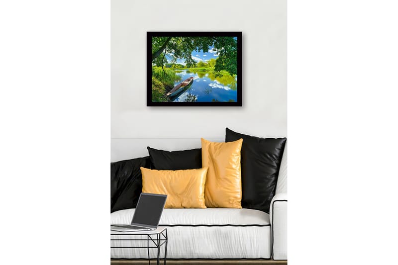 Innrammet lerretsbilde i tre - 41x56 cm - Båt på en speilblank innsjø omgitt av frodig natur - Grønn / Blå / Brun - Innredning - Bilder & kunst