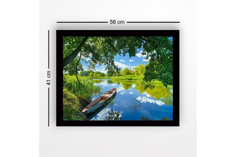 Innrammet lerretsbilde i tre - 41x56 cm - Båt på en speilblank innsjø omgitt av frodig natur - Grønn / Blå / Brun - Innredning - Bilder & kunst