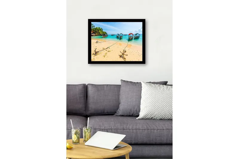 Innrammet lerretsbilde i tre - 41x56 cm - Båter ankret opp ved en solrik strand med klart turkis vann - Turkis / Beige / Grønn - Innredning - Bilder & kunst