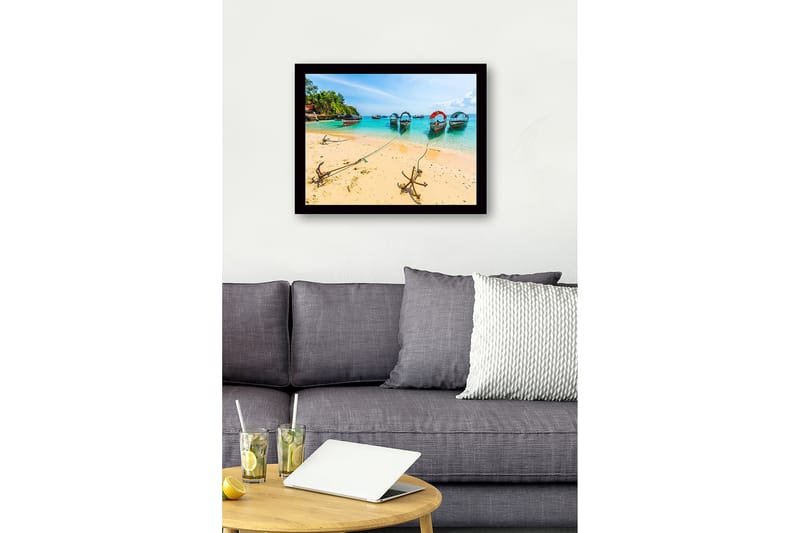 Innrammet lerretsbilde i tre - 41x56 cm - Båter ankret opp ved en solrik strand med klart turkis vann - Turkis / Beige / Grønn - Innredning - Bilder & kunst