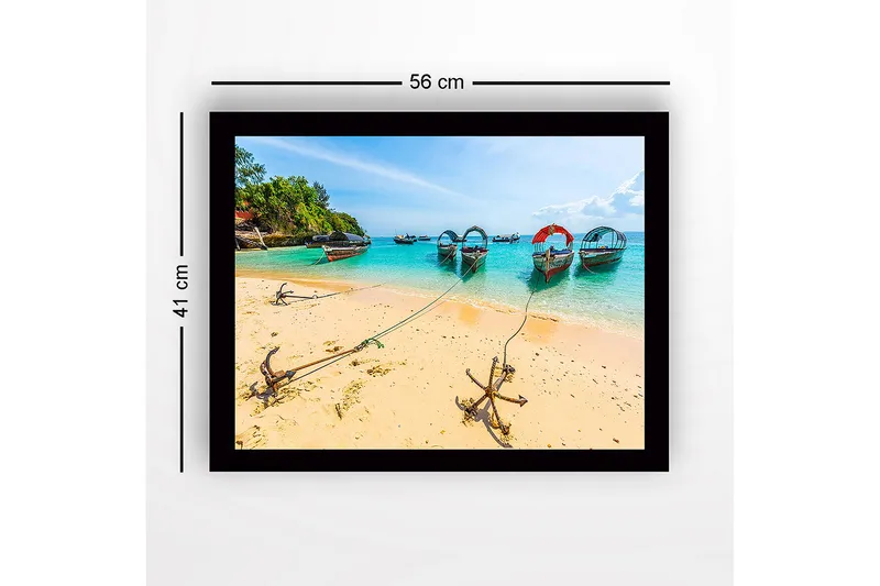 Innrammet lerretsbilde i tre - 41x56 cm - Båter ankret opp ved en solrik strand med klart turkis vann - Turkis / Beige / Grønn - Innredning - Bilder & kunst