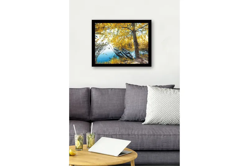 Innrammet lerretsbilde i tre - 41x56 cm - Båter på en speilblank innsjø omgitt av gyldne høstblader - Gull / Grønn / Blå - Innredning - Bilder & kunst