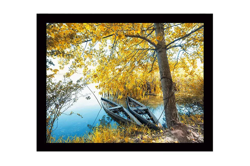 Innrammet lerretsbilde i tre - 41x56 cm - Båter på en speilblank innsjø omgitt av gyldne høstblader, Gull / Grønn / Blå