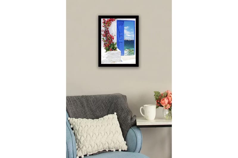 Innrammet lerretsbilde i tre - 41x56 cm - Blå dør med blomster i rødt foran havutsikt - Blå / Rød / Hvit - Innredning - Bilder & kunst