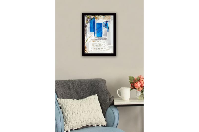 Innrammet lerretsbilde i tre - 41x56 cm - Blå dører og trapper i en hvitkalket smug - Blå / Hvit - Innredning - Bilder & kunst