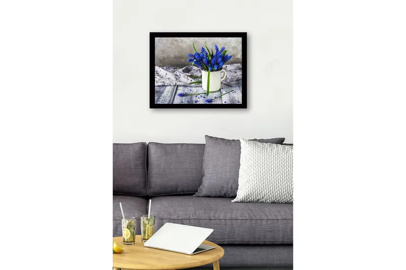 Innrammet lerretsbilde i tre - 41x56 cm - Blomsteroppsats med blå perlehyasinter i en hvit kopp - Blå / Grønn / Hvit - Innredning - Bilder & kunst