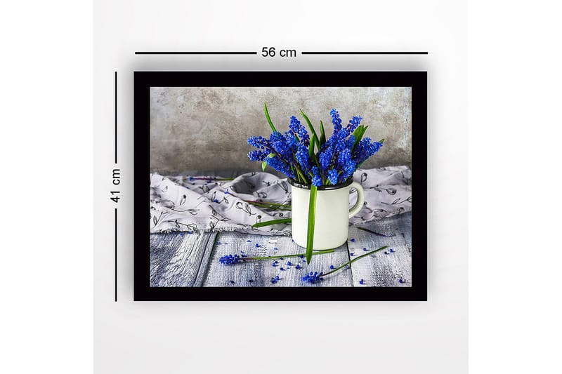 Innrammet lerretsbilde i tre - 41x56 cm - Blomsteroppsats med blå perlehyasinter i en hvit kopp - Blå / Grønn / Hvit - Innredning - Bilder & kunst