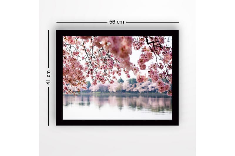 Innrammet lerretsbilde i tre - 41x56 cm - Blomstrende kirsebærtrær ved en speilblank innsjø - Rosa / Grønn / Blå - Innredning - Bilder & kunst