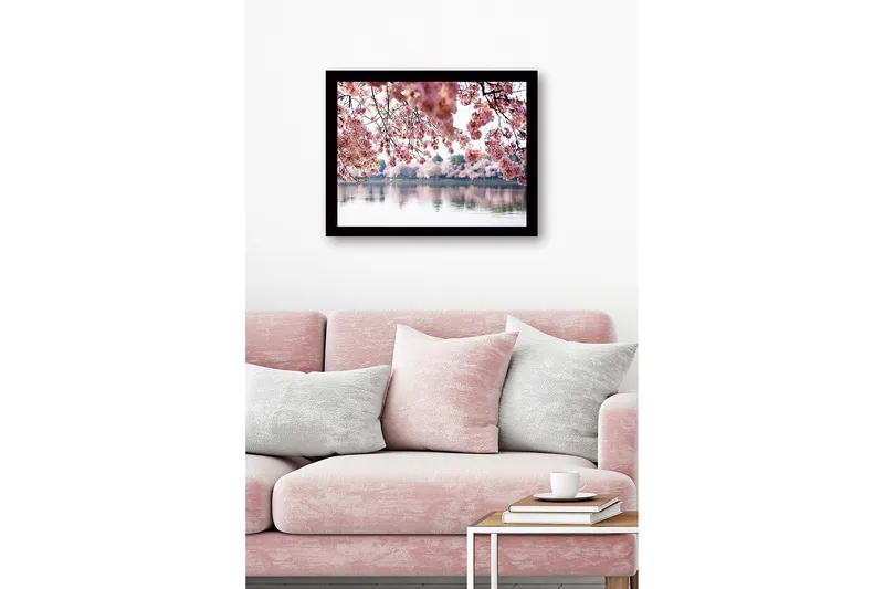 Innrammet lerretsbilde i tre - 41x56 cm - Blomstrende kirsebærtrær ved en speilblank innsjø - Rosa / Grønn / Blå - Innredning - Bilder & kunst