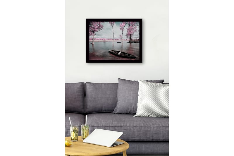 Innrammet lerretsbilde i tre - 41x56 cm - Drømmende landskap med rosa trær ved en rolig innsjø - Rosa / Grå / Svart - Innredning - Bilder & kunst