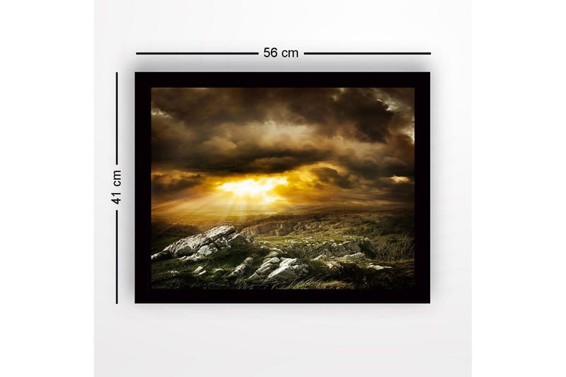 Innrammet lerretsbilde i tre - 41x56 cm - Dramatisk landskap med solstråler som bryter gjennom skyene - Gull / Mørkegrå / Grønn - Innredning - Bilder & kunst