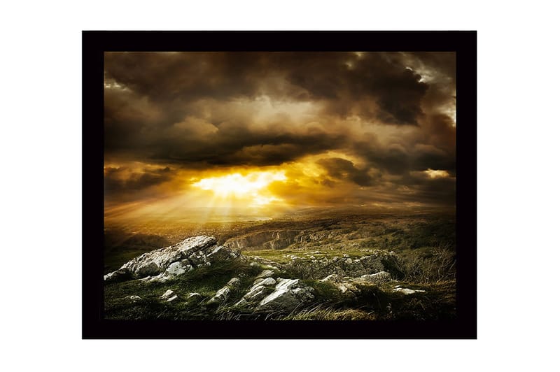 Innrammet lerretsbilde i tre - 41x56 cm - Dramatisk landskap med solstråler som bryter gjennom skyene - Gull / Mørkegrå / Grønn - Innredning - Bilder & kunst
