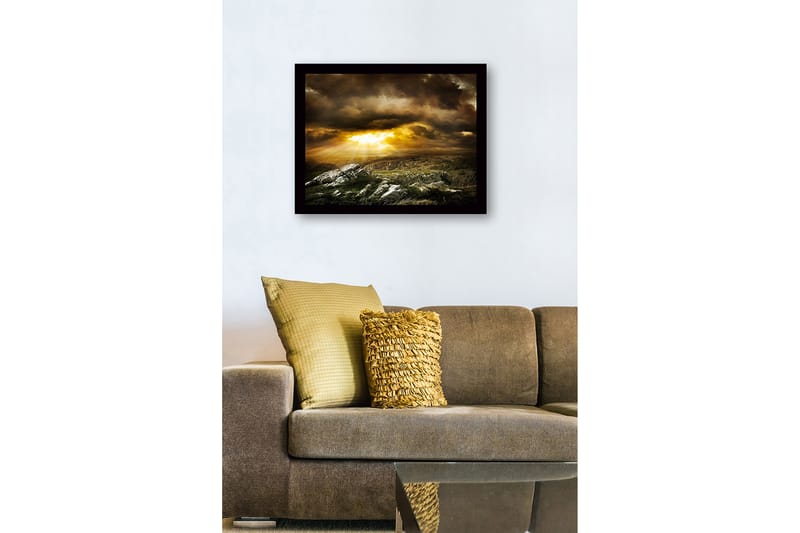 Innrammet lerretsbilde i tre - 41x56 cm - Dramatisk landskap med solstråler som bryter gjennom skyene - Gull / Mørkegrå / Grønn - Innredning - Bilder & kunst