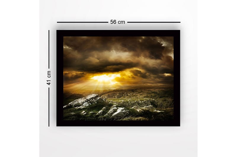 Innrammet lerretsbilde i tre - 41x56 cm - Dramatisk landskap med solstråler som bryter gjennom skyene - Gull / Mørkegrå / Grønn - Innredning - Bilder & kunst