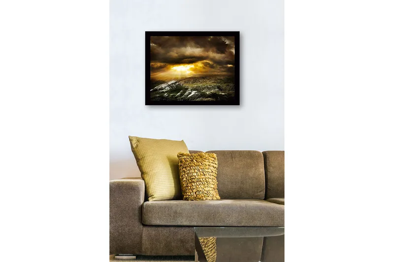 Innrammet lerretsbilde i tre - 41x56 cm - Dramatisk landskap med solstråler som bryter gjennom skyene - Gull / Mørkegrå / Grønn - Innredning - Bilder & kunst