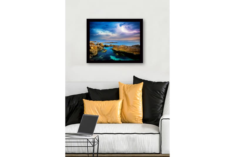 Innrammet lerretsbilde i tre - 41x56 cm - Dramatisk sjølandskap med tordenskyer og fjellformasjoner - Blå / Grønn / Beige - Innredning - Bilder & kunst