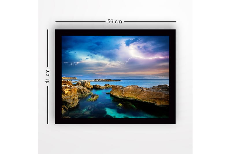 Innrammet lerretsbilde i tre - 41x56 cm - Dramatisk sjølandskap med tordenskyer og fjellformasjoner - Blå / Grønn / Beige - Innredning - Bilder & kunst